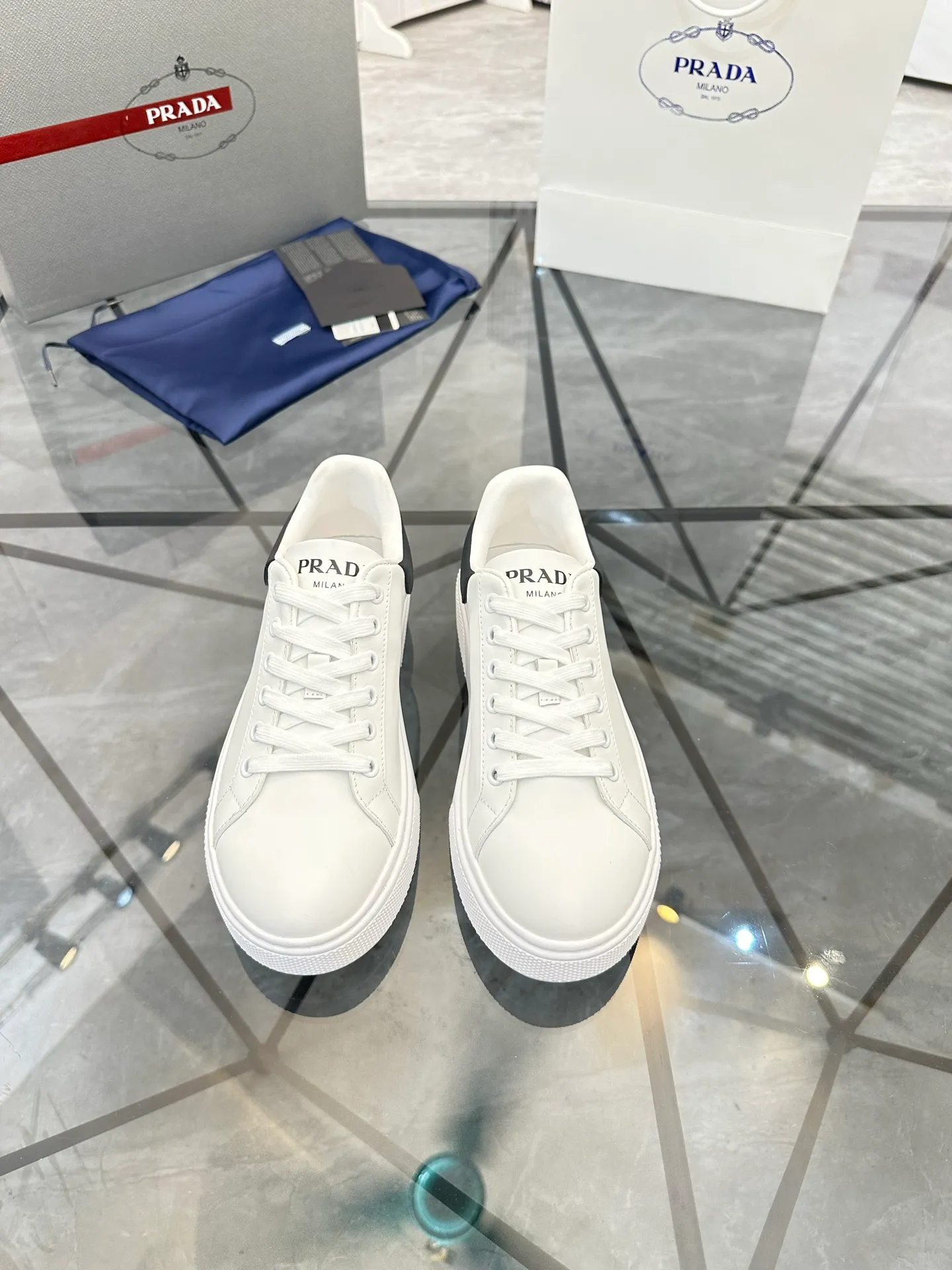 Men's shoes for sale 💰: 💰P520¥ High-end top quality Product trademark: Prada *"Prada*" low-top casual shoes Regular size: 35-45 (can be customized to 46) Couple style Product materials: imported first-layer cowhide leather upper, water-dyed sheep lining, original ultra-light foam outsole. No.: H201